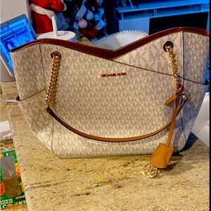 Michael Kors “Jet set travel” Lg x chain shoulder tote